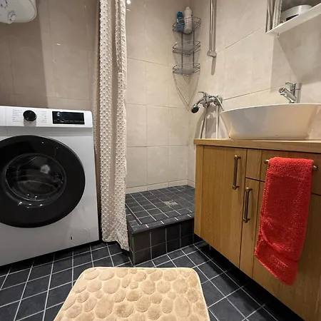 Mugav Roduga Kodu Linnas Koos Tasuta Wifi, Tv & Parkimisega Ootab Sind! Apartmán