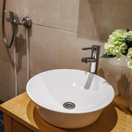 Mugav Roduga Kodu Linnas Koos Tasuta Wifi, Tv & Parkimisega Ootab Sind! *