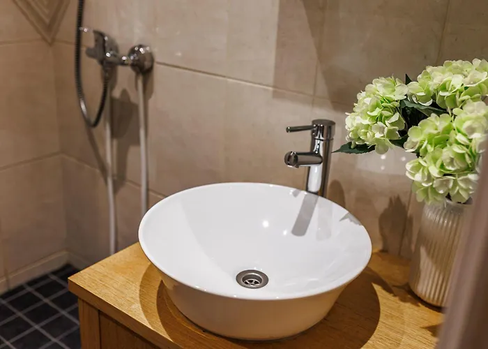 Mugav Roduga Kodu Linnas Koos Tasuta Wifi, Tv & Parkimisega Ootab Sind! *